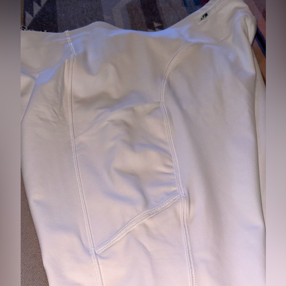 White lululemon leggings with pockets - Picture 8 of 10